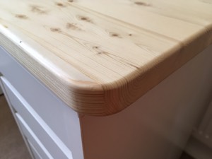 beautifully rounded corner of desk top
